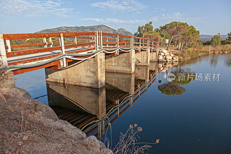 在Orosei的Stagno Petrosu (Petrosu Pond)上的桥。撒丁岛。意大利。